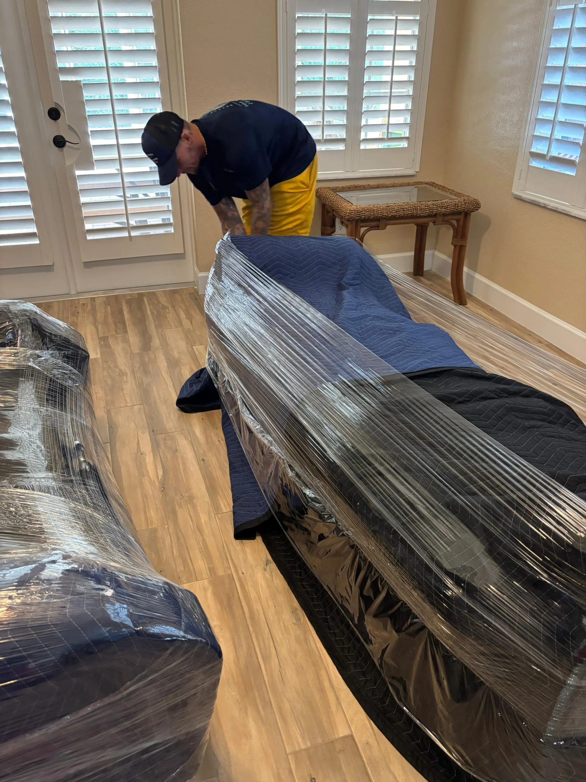 Mover wrapping furniture.